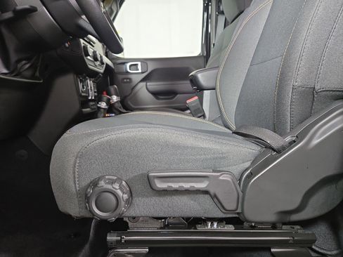 Certified 2025 Jeep Gladiator Sport image 30