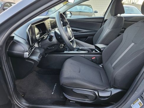 Certified 2025 Hyundai Elantra SE image 18