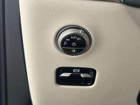 Used 2025 Mercedes-Benz GLC 350e 4MATIC image 7