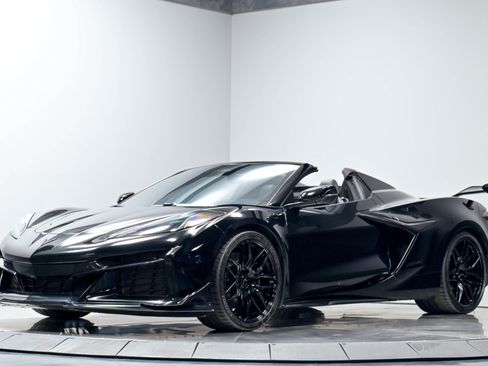 Used 2025 Chevrolet Corvette Z06 RWD image 2