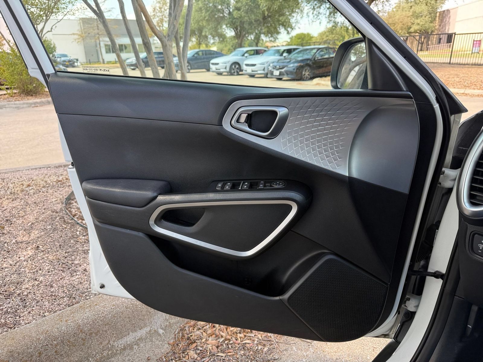 Used 2025 Kia Soul LX w/ LX Technology Package FWD image 18