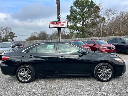Used 2017 Toyota Camry SE w/ Moonroof Package image 3