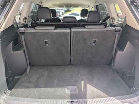 Used 2025 Volkswagen Atlas SE image 27