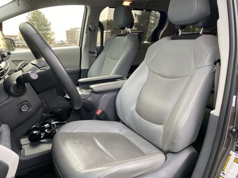 Used 2021 Toyota Sienna Limited image 7