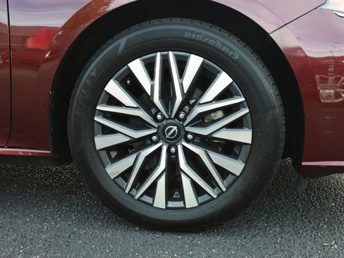 Used 2024 Nissan Altima 2.5 SV FWD image 5