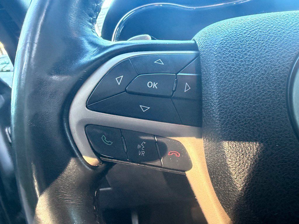 Used 2017 Jeep Grand Cherokee Laredo AWD/4WD image 16