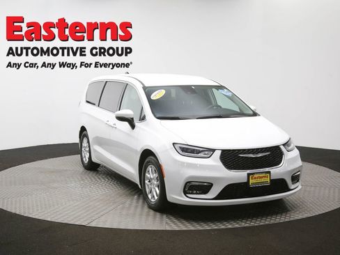Used 2023 Chrysler Pacifica Touring-L image 51