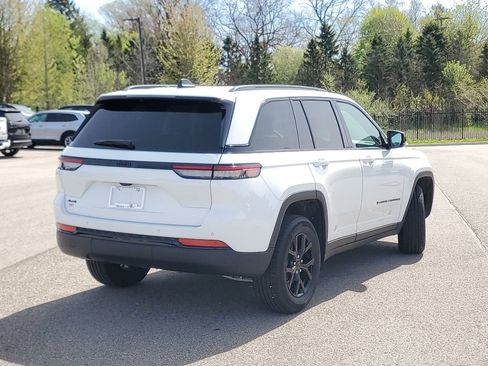 Used 2024 Jeep Grand Cherokee Altitude AWD/4WD image 2