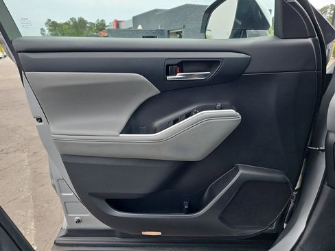 Used 2023 Toyota Highlander XLE image 29