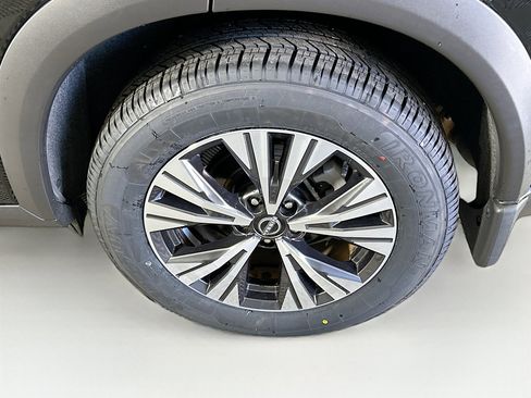 Used 2023 Nissan Rogue SV image 11