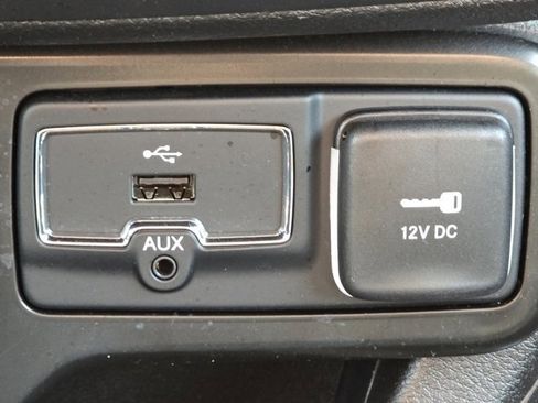 Used 2023 Jeep Renegade Latitude w/ Premium Group image 11