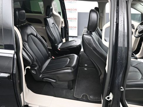 Used 2024 Chrysler Pacifica Touring-L FWD image 25