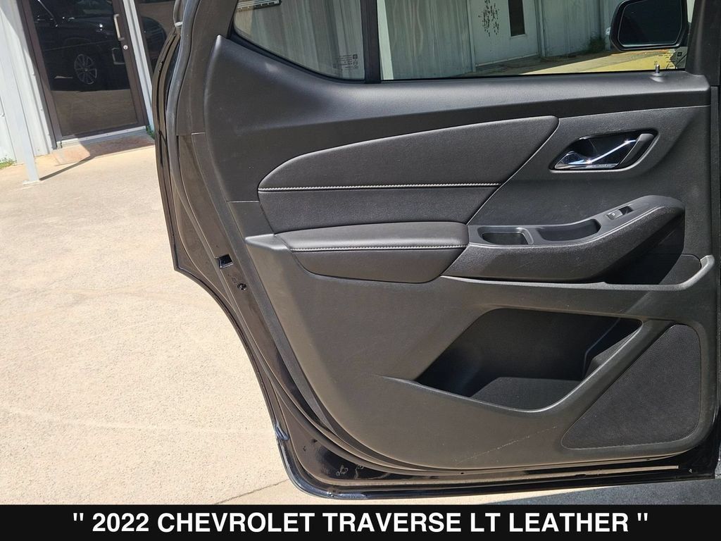 Used 2022 Chevrolet Traverse LT FWD image 17