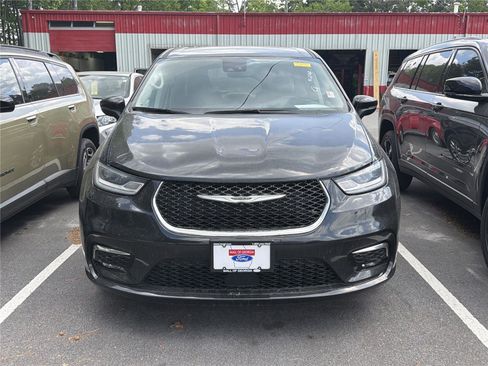 Used 2023 Chrysler Pacifica Touring-L FWD image 2