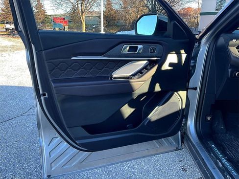 Used 2025 Ford Explorer Platinum w/ Ultimate Package image 9