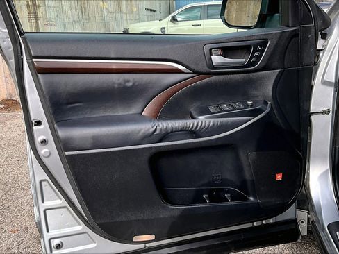 Used 2014 Toyota Highlander Limited Platinum image 22