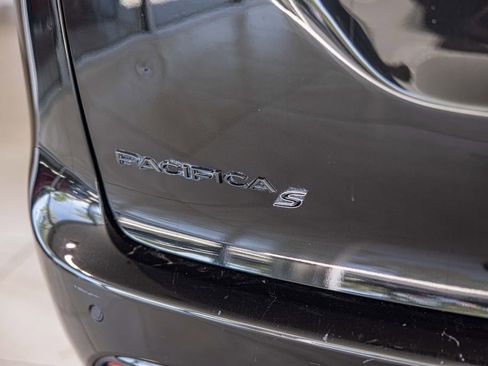 Used 2019 Chrysler Pacifica Touring Plus w/ S Appearance Package FWD image 15
