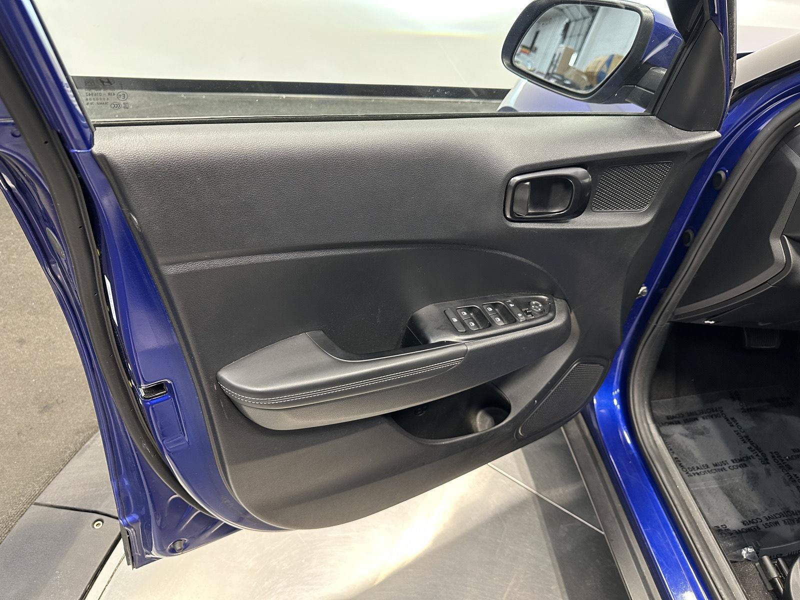 Used 2022 Hyundai Venue Limited FWD image 13