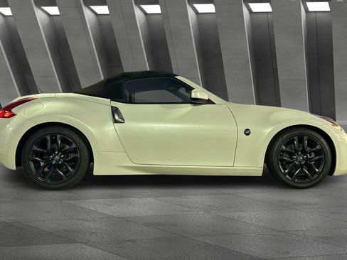 Used 2018 Nissan 370Z Touring image 3