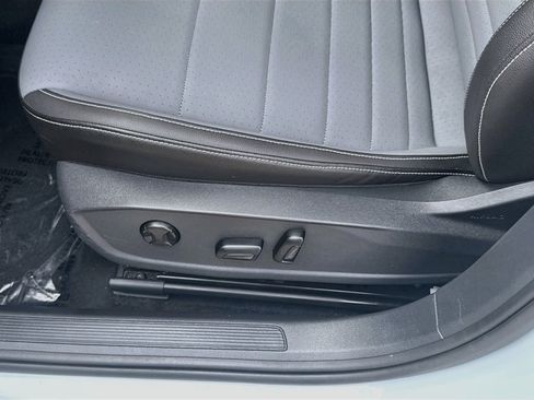 Used 2025 Volkswagen Jetta SE FWD image 17