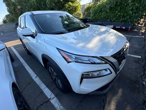 Used 2023 Nissan Rogue SV image 2
