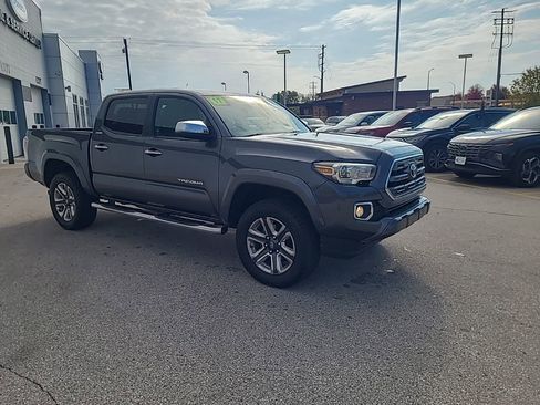 Used 2017 Toyota Tacoma Limited image 4