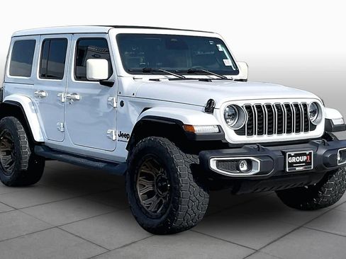 Used 2025 Jeep Wrangler Unlimited Sahara AWD/4WD image 3