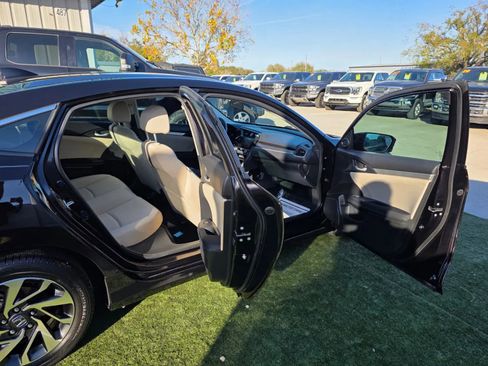 Used 2018 Honda Civic EX image 9