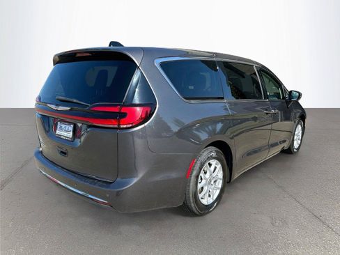 Used 2023 Chrysler Pacifica Touring-L FWD image 4