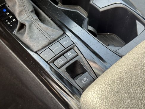 Used 2025 Toyota Camry SE image 27