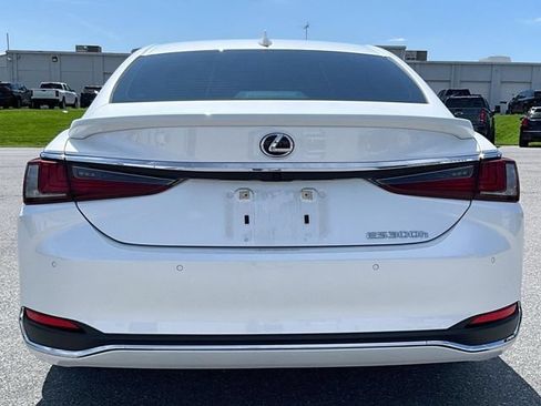 Used 2025 Lexus ES 300h Ultra Luxury w/ Accessory Package (Z2) FWD image 6