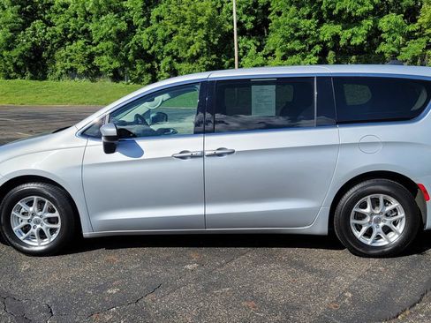 Used 2023 Chrysler Voyager LX FWD image 7