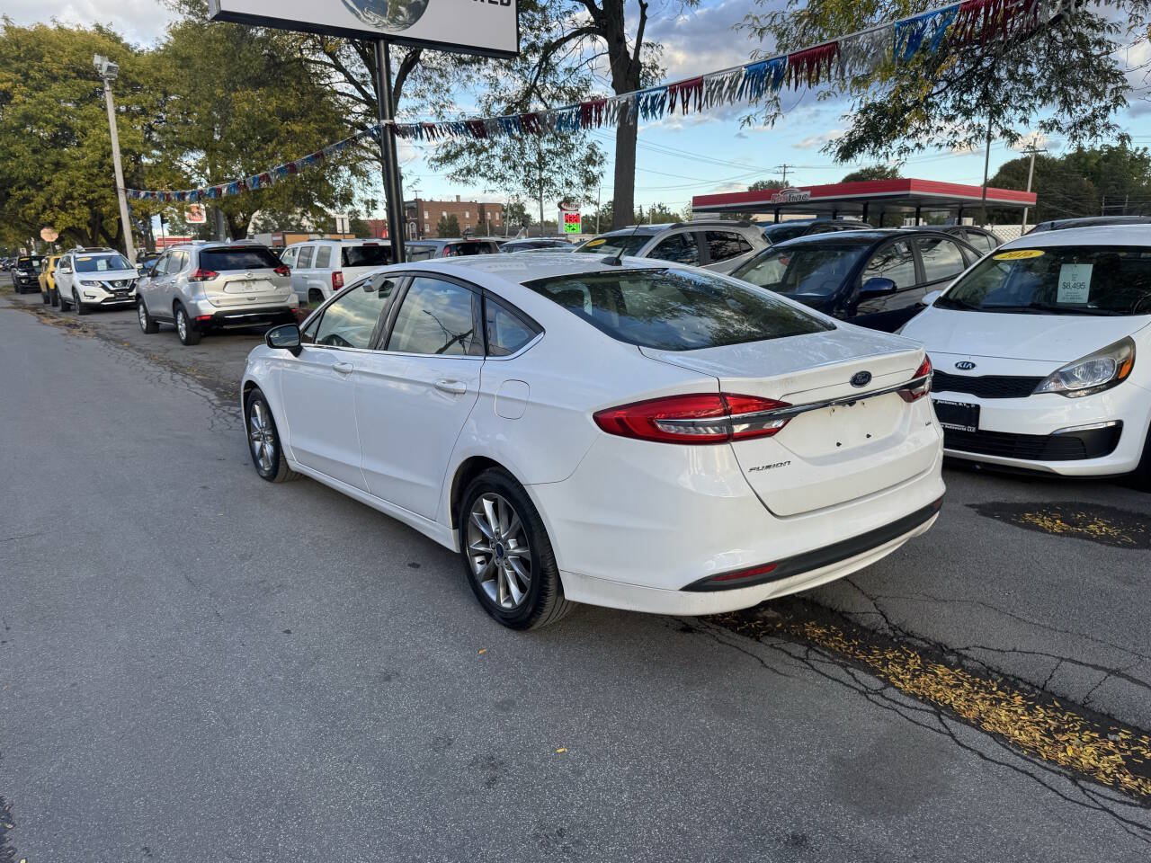 Used 2017 Ford Fusion SE FWD image 6