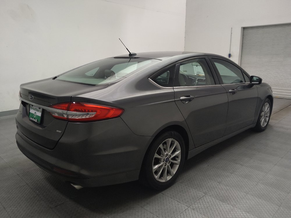 Used 2017 Ford Fusion SE w/ Fusion SE Technology Package FWD image 9