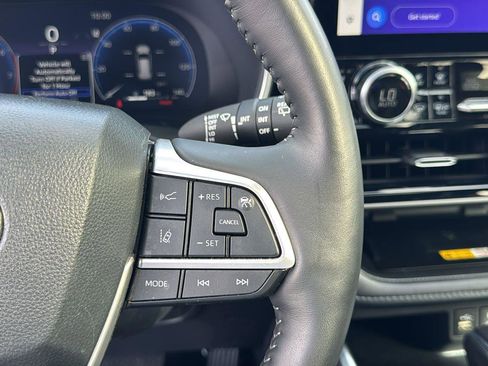 Used 2024 Toyota Highlander Limited image 17