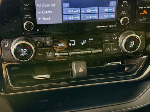 Certified 2022 Toyota Highlander XLE image 17