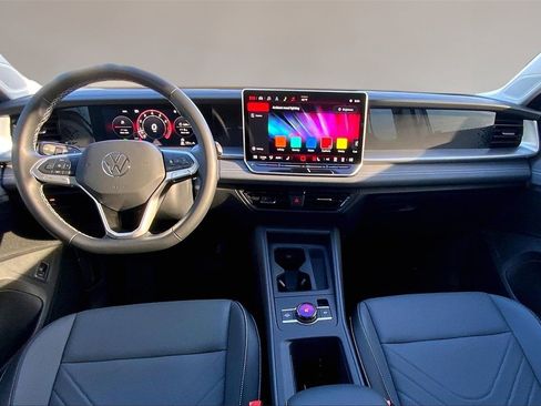 Certified 2025 Volkswagen Tiguan SE image 16