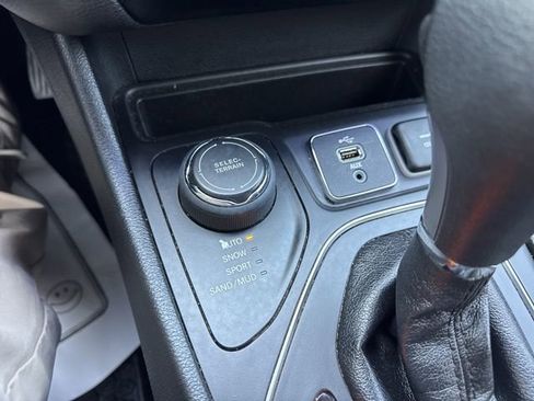 Used 2019 Jeep Cherokee Latitude w/ Cold Weather Group AWD/4WD image 22