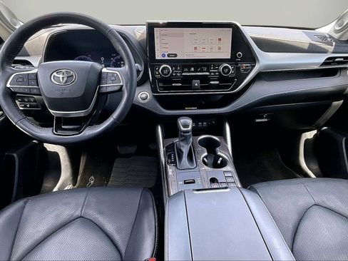 Used 2023 Toyota Highlander Platinum FWD image 16