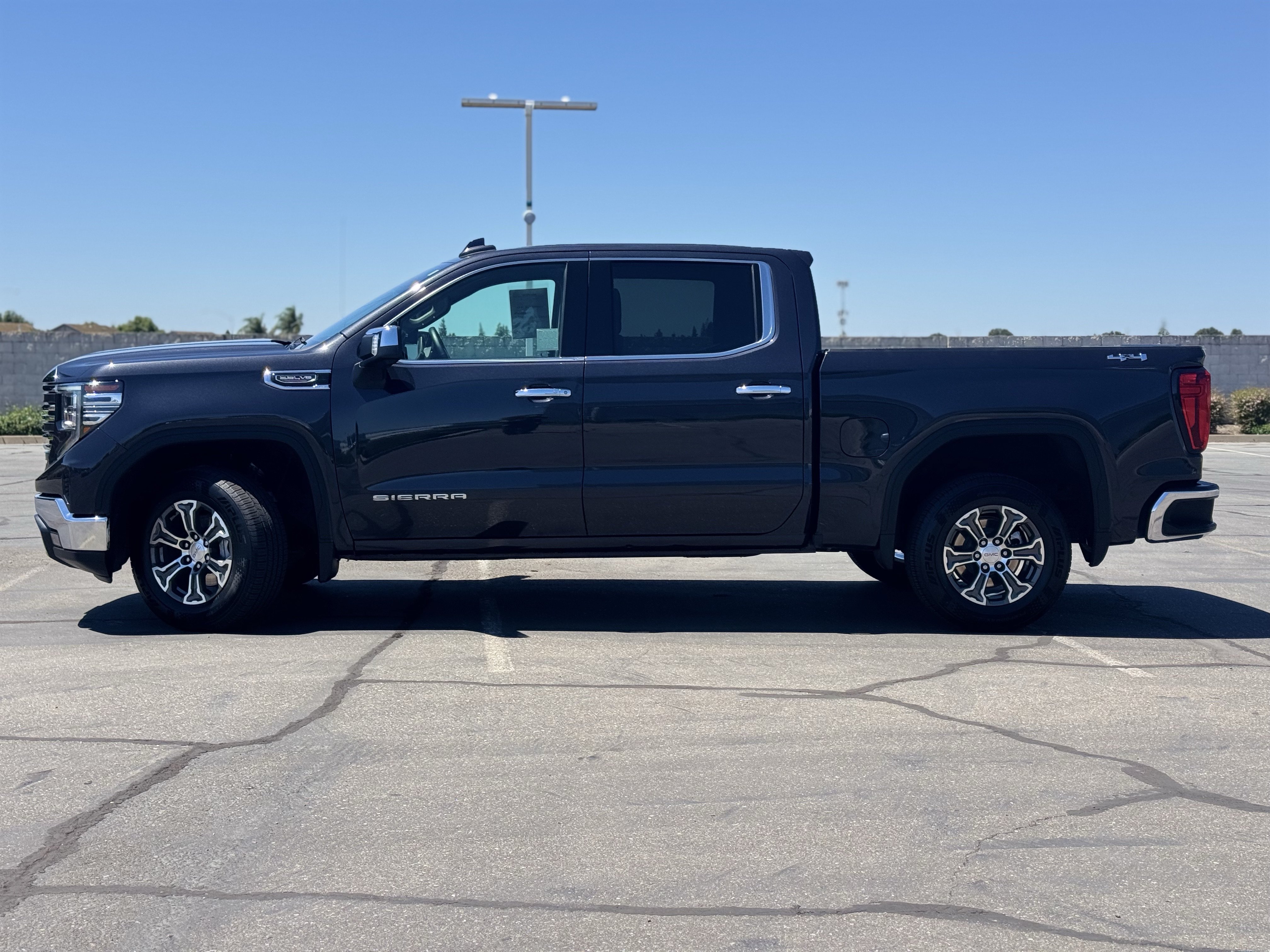 Certified 2025 GMC Sierra 1500 SLT AWD/4WD image 4