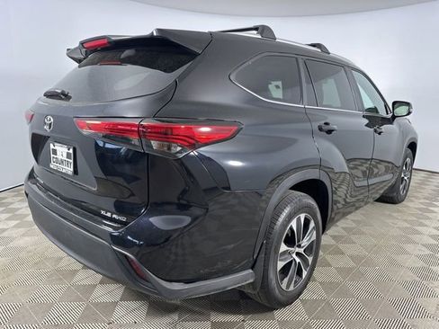 Used 2023 Toyota Highlander XLE AWD/4WD image 7