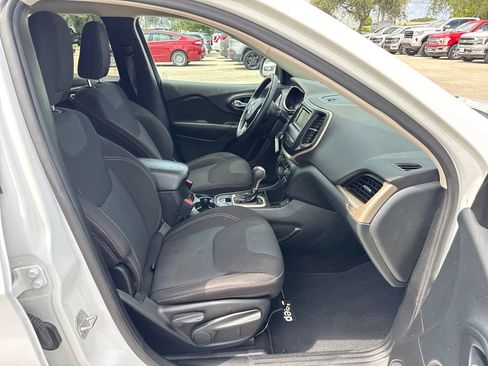 Used 2016 Jeep Cherokee Latitude FWD image 23
