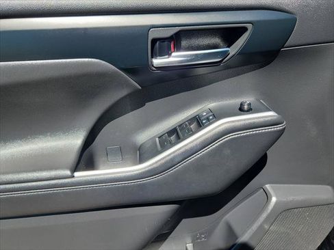 Certified 2020 Toyota Highlander XLE AWD/4WD image 13