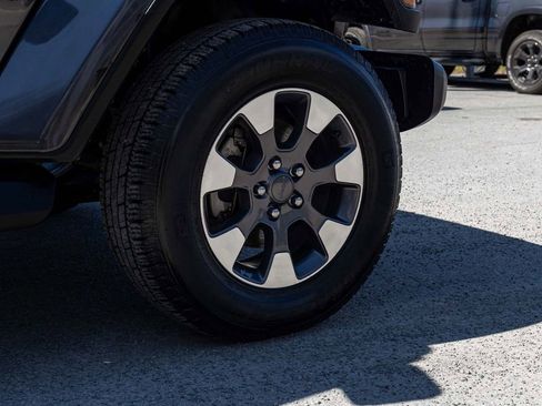 Used 2018 Jeep Wrangler Unlimited Sahara image 9