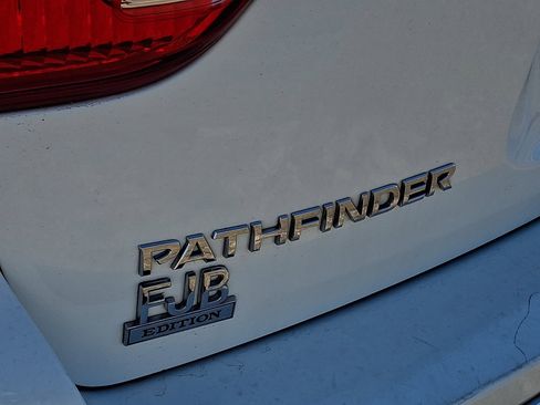 Used 2020 Nissan Pathfinder SV image 4