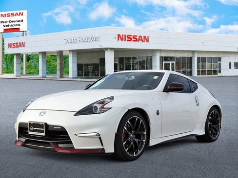 Used 2017 Nissan 370Z NISMO image 2