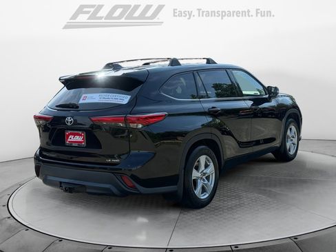 Used 2021 Toyota Highlander LE AWD/4WD image 9
