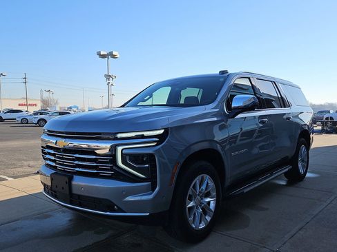 Used 2025 Chevrolet Suburban Premier image 2