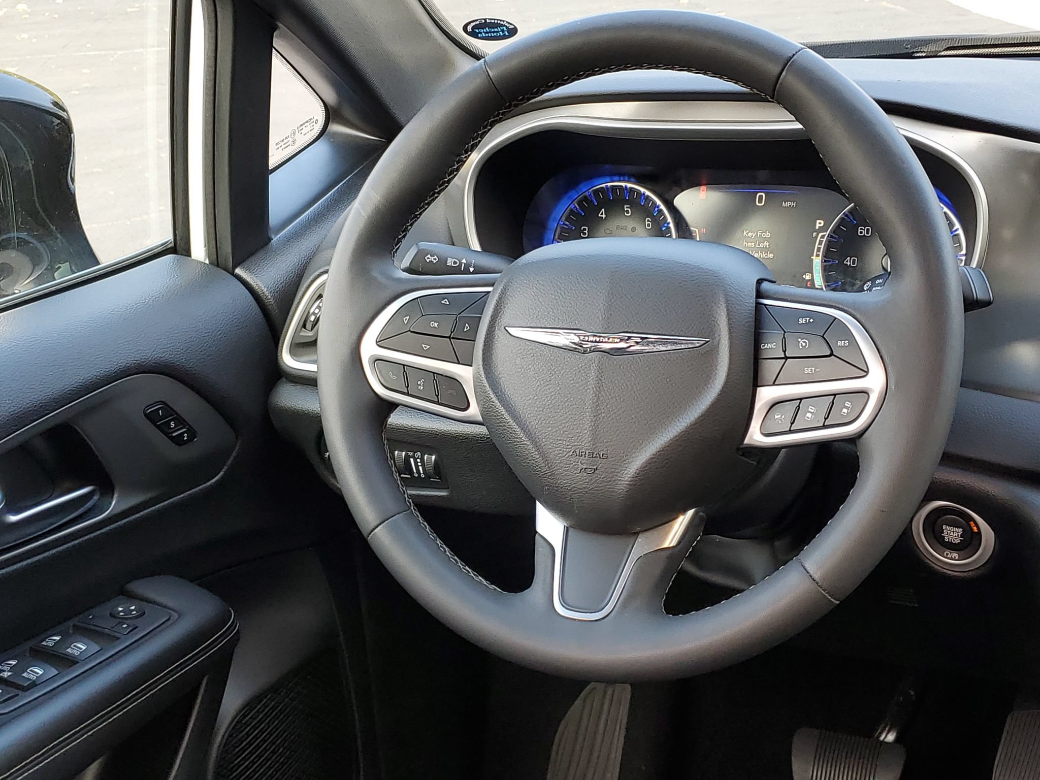 Used 2025 Chrysler Pacifica Select FWD image 26