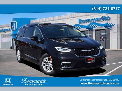 Used 2021 Chrysler Pacifica Touring-L FWD image 1